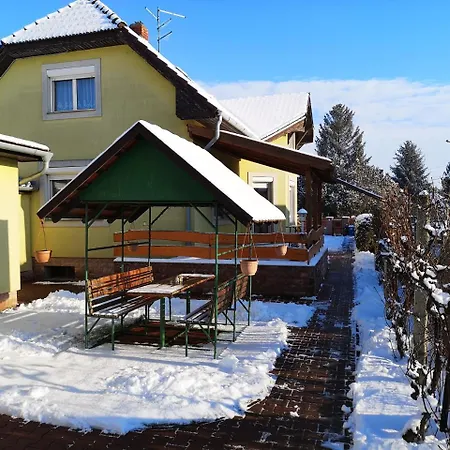 Kaszas Garden アパート *