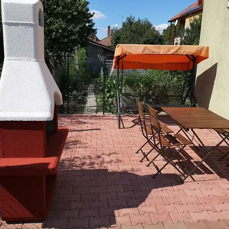 Apartment Kaszas Garden *